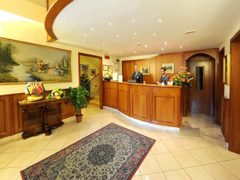 Lobby, Buono, Naples