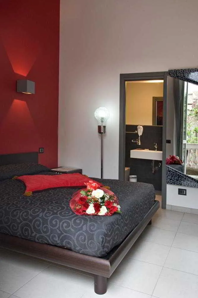Room, Chroma Dyo, Naples