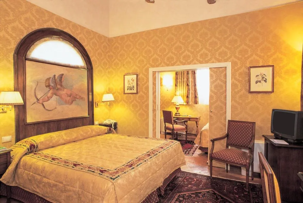 DOUBLE TWO DOUBLE BEDS Room, Monna Lisa, Florence