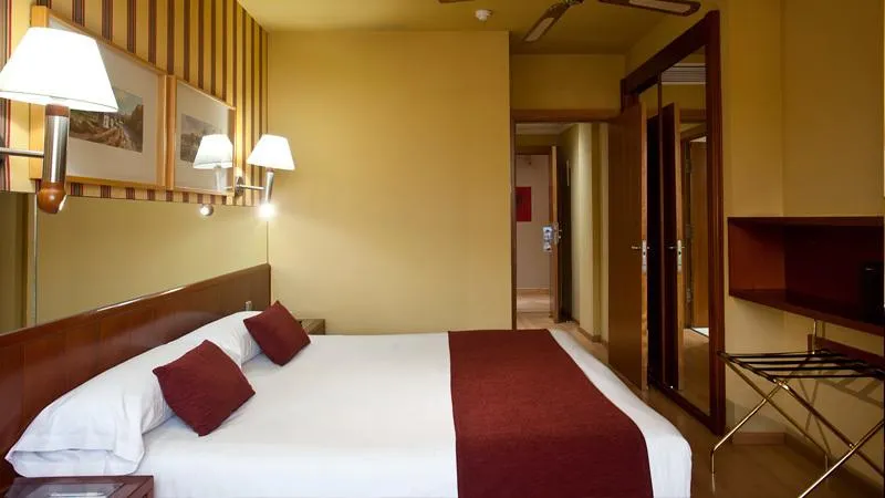 DOUBLE KING SIZE BED Room, Ilunion Les Corts Spa, Barcelona