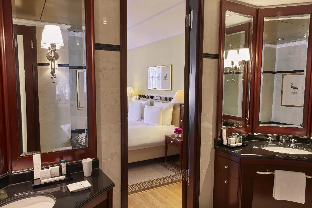 JUNIOR SUITE WITH VIEWS Room, Adlon Kempinski Berlin, Berlin