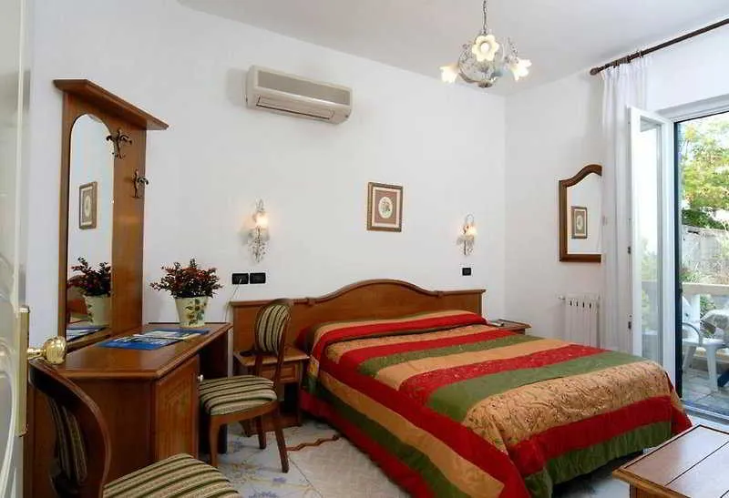 Room, Giardino delle Ninfe e la Fenice, Naples