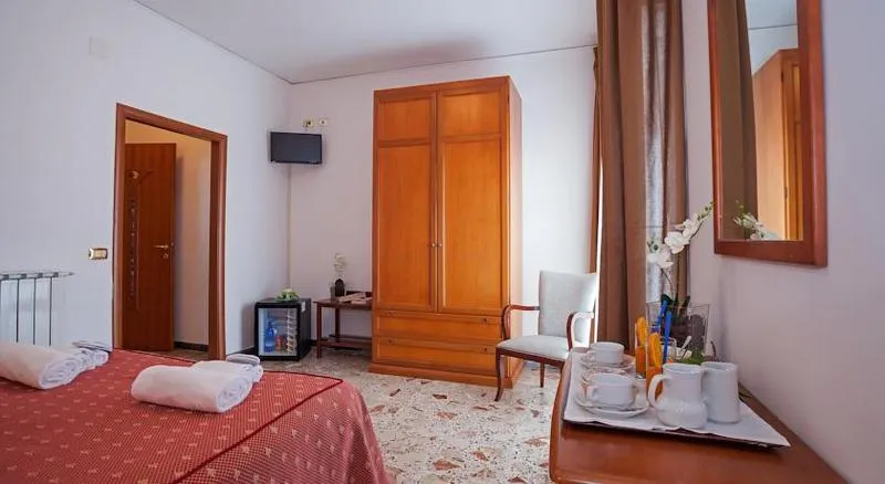 TRIPLE STANDARD Room, Caruso, Naples