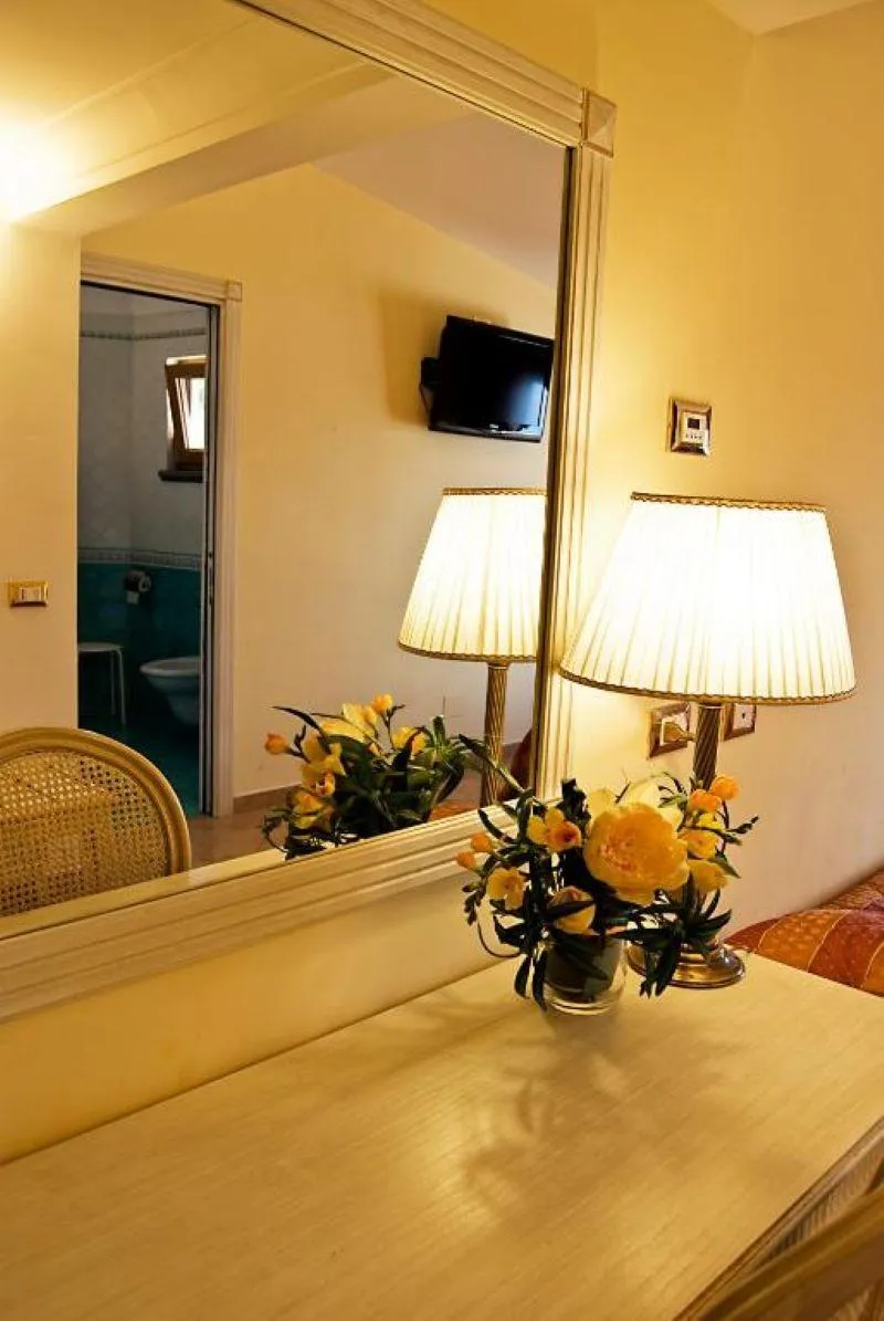 QUADRUPLE CLASSIC WITH BALCONY Room, La Vue D'Or, Naples