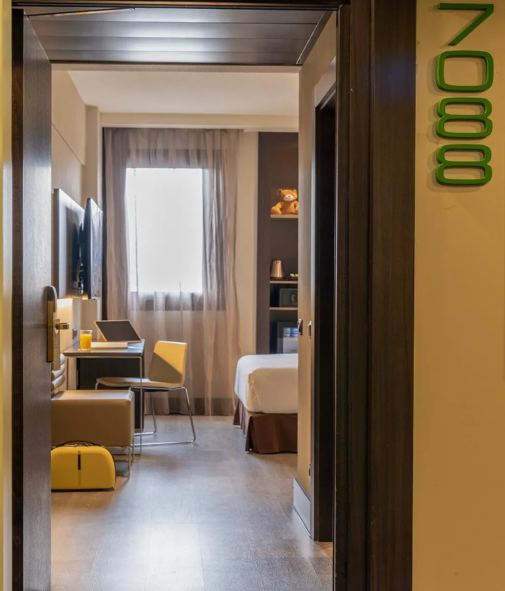 DOUBLE SUPERIOR QUEEN BED Room, Novotel Madrid Center, Madrid