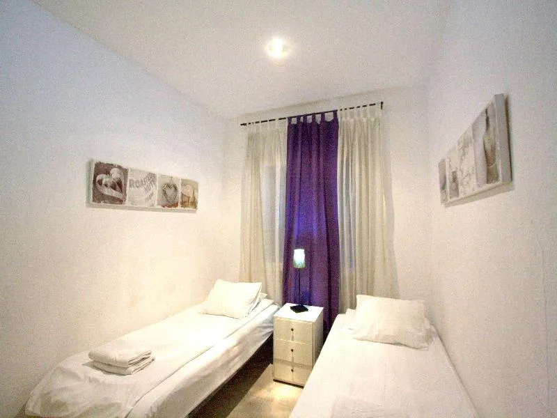 APARTMENT CAPACITY 9 FOUR BEDROOMS Room, Charm Apartments BCN, Barcelona