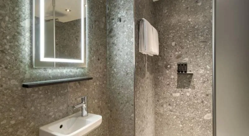 TWIN DELUXE Room, Clayton Hotel Amsterdam American, Amsterdam