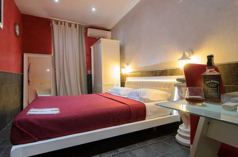 Room, Covo Degli Angioini, Naples
