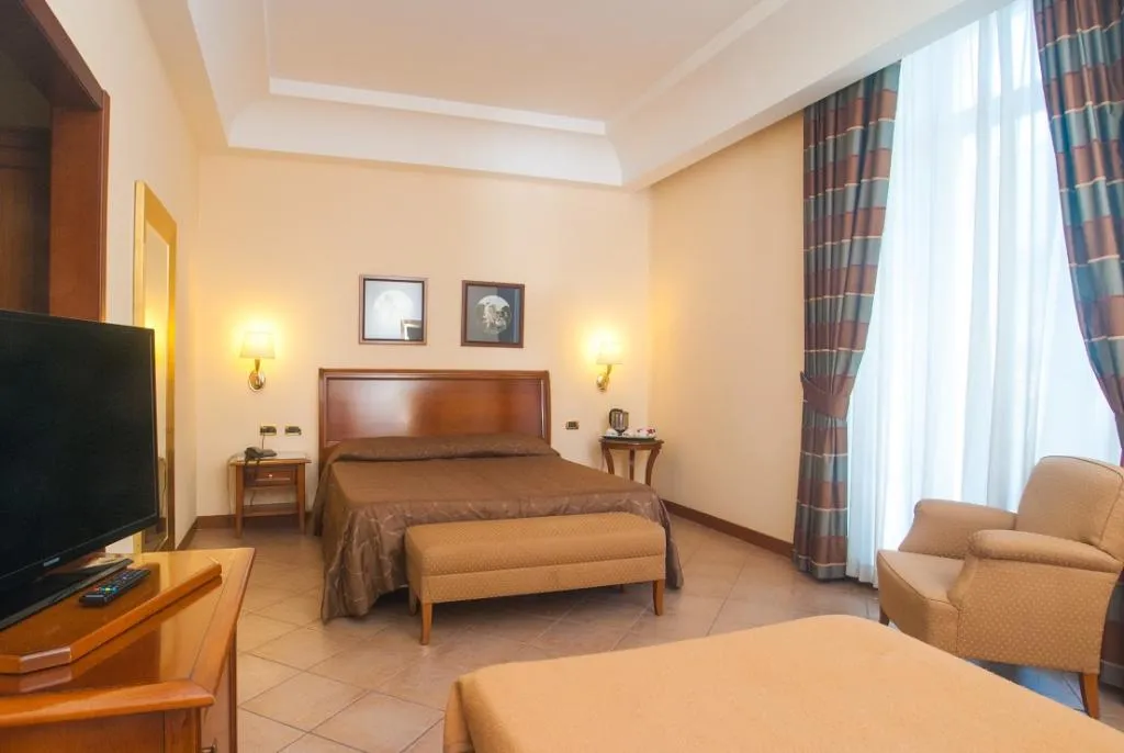 TRIPLE DELUXE Room, Le Cheminee Business Hotel, Naples