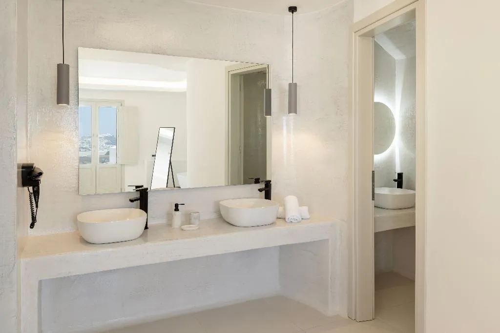SUITE DELUXE GARDEN VIEW Room, Zannos Melathron Hotel By Omilos Hotels, Santorini
