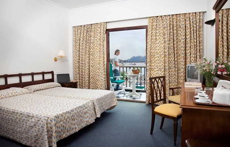 Room, Sis Pins, Majorca