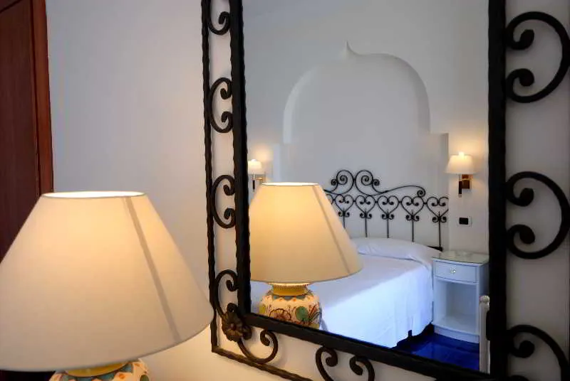 Room, Aurora, Naples
