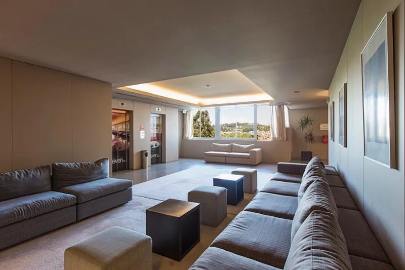 Lobby, Fundador, Porto