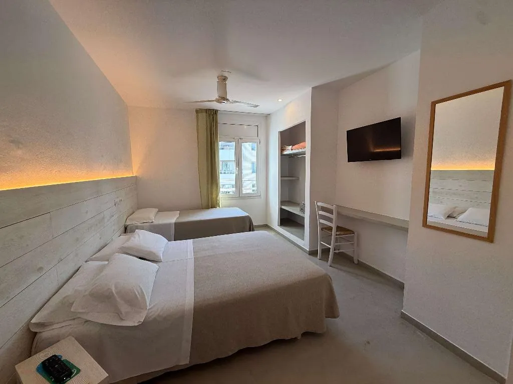 TRIPLE STANDARD Room, Hostal Rom, Costa Brava