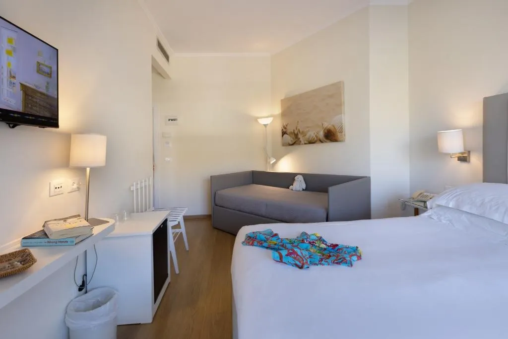 Double or Twin POOL VIEW Room, Hotel Regina Sorrento, Naples