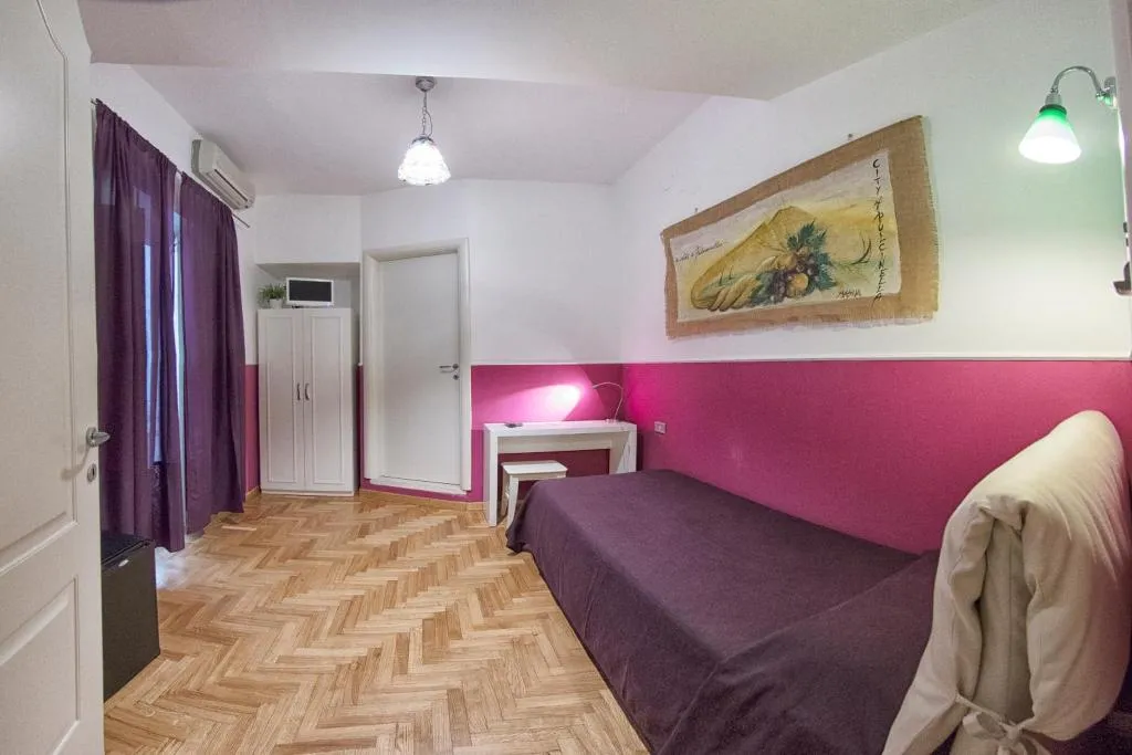 SINGLE STANDARD Room, Cappella Vecchia 11, Naples