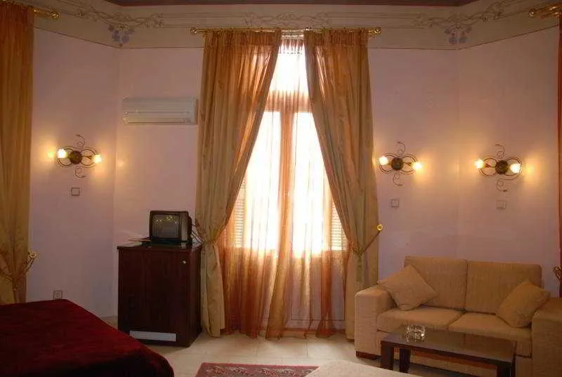 Room, Augustos, Halkidiki