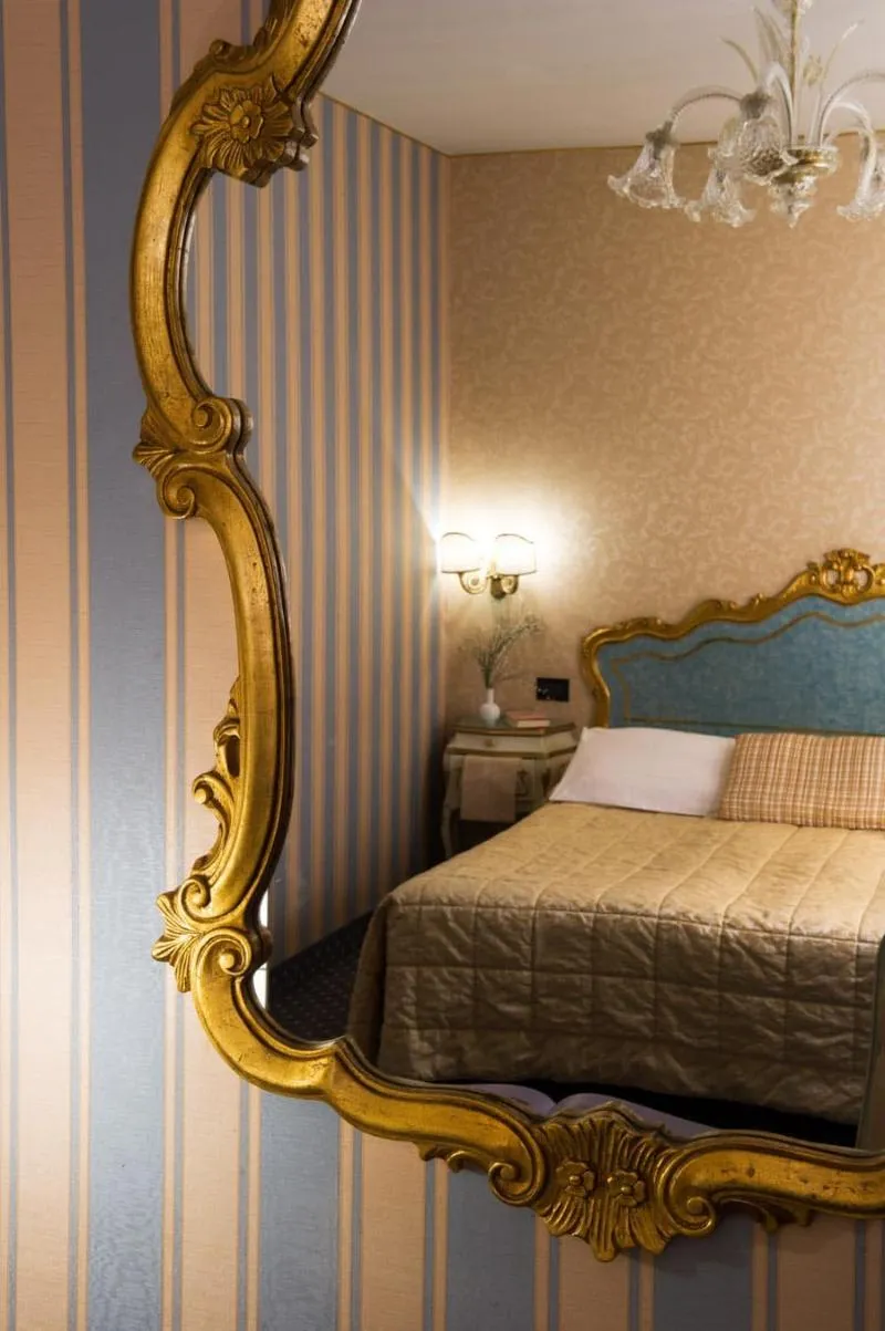 DOUBLE CLASSIC QUEEN BED Room, Carlton on the Grand Canal, Venice