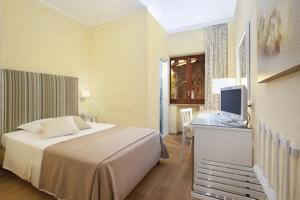 SINGLE STANDARD Room, Hotel Regina Sorrento, Naples