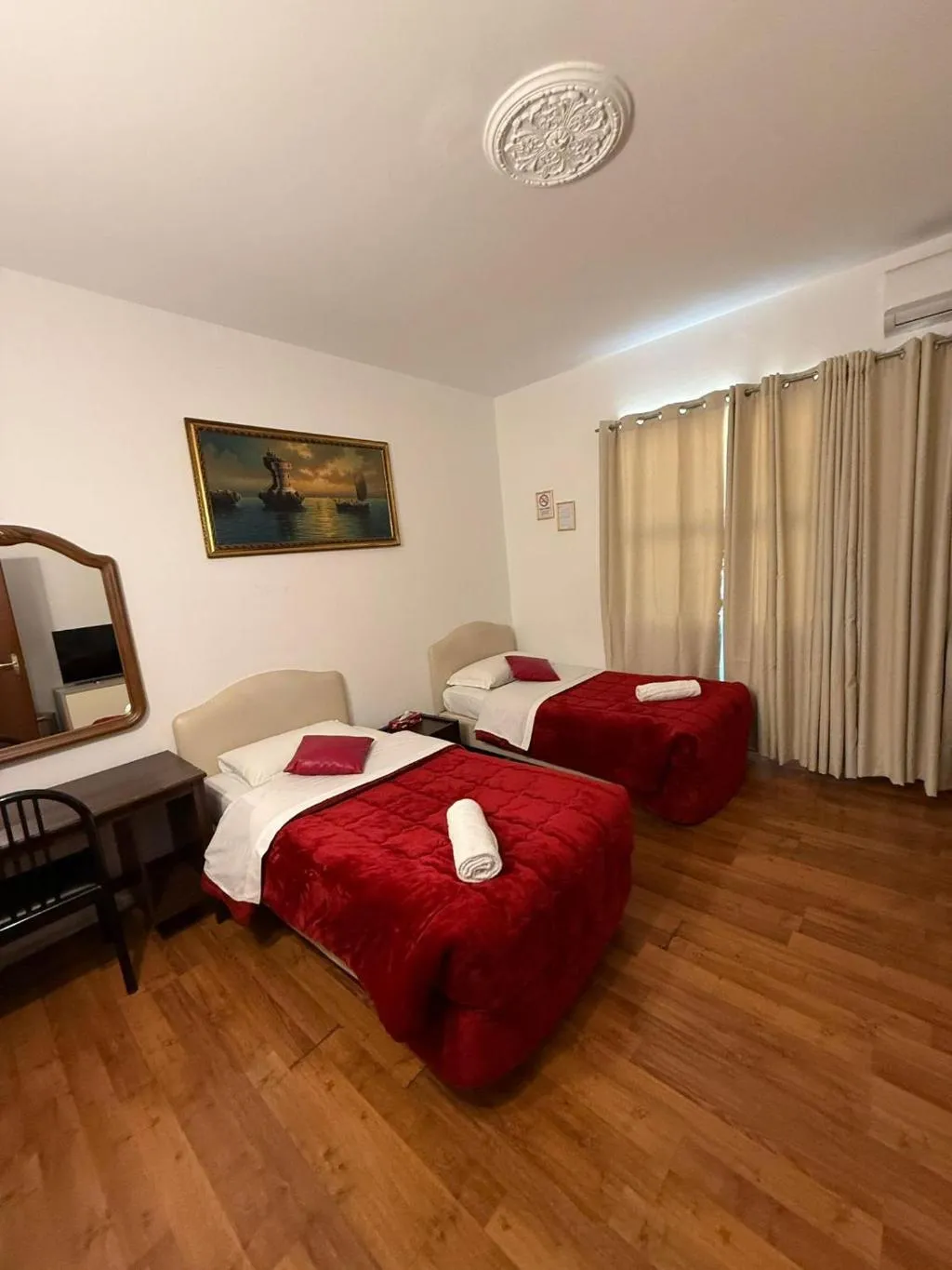 Double or Twin DELUXE TWO BEDS Room, Two Ducks Hostel, Naples