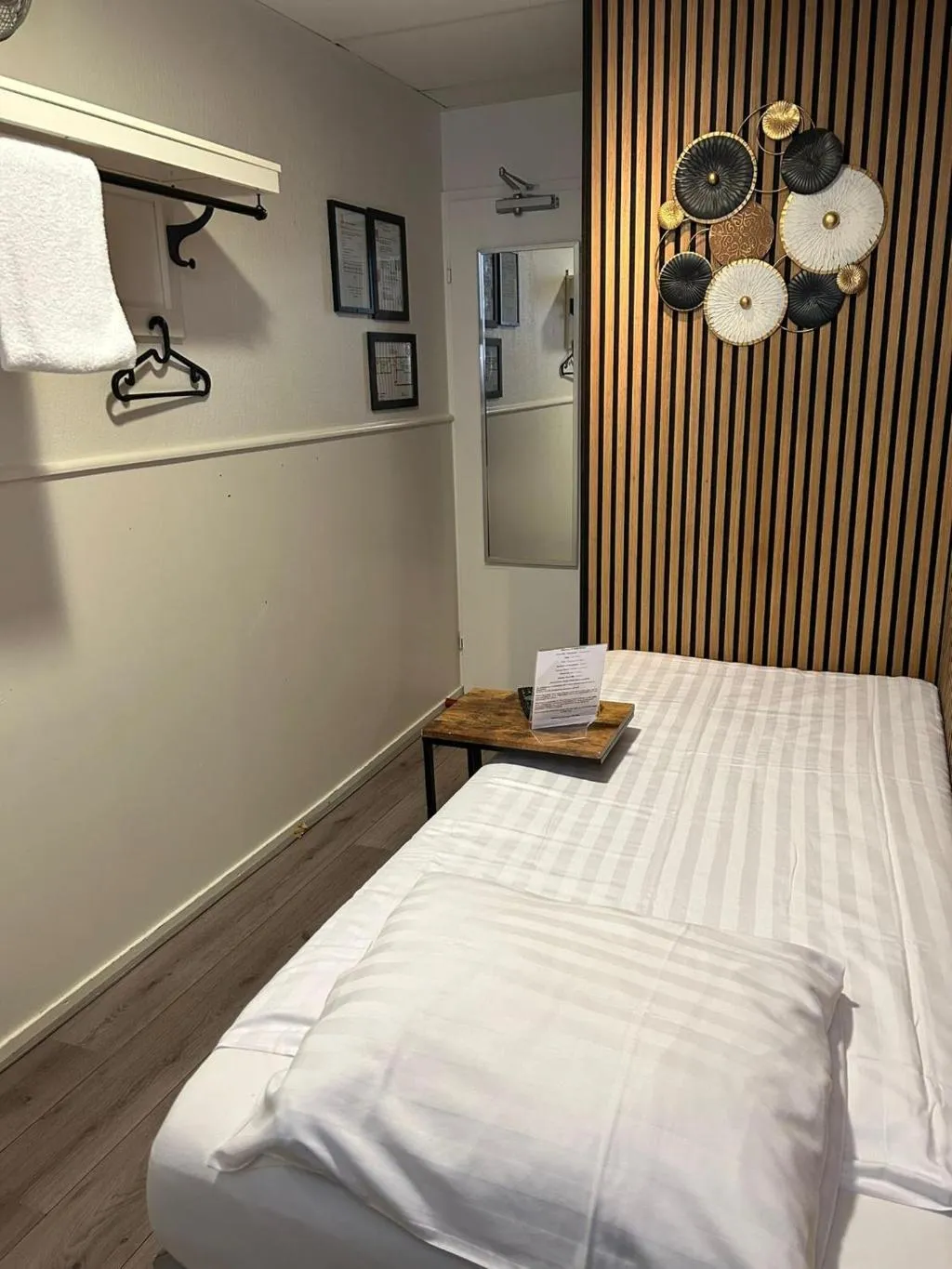 SINGLE WITH SHARED BATHROOM Room, Budget Hotel Hortus, Amsterdam