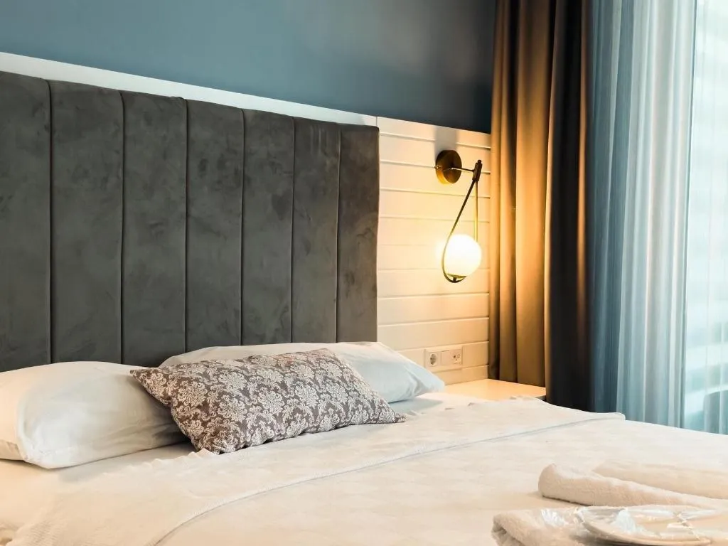 Room, Un Amor Hotel, Dalaman