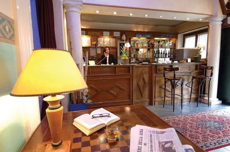 Lobby, Bagliori, Milan