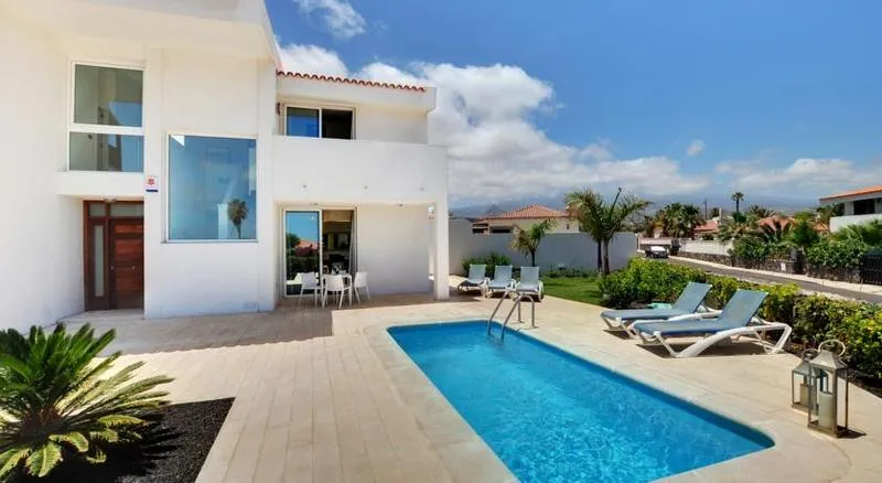 VILLA THREE BEDROOMS WITH PRIVATE POOL Room, Sun Bay Villas, Tenerife
