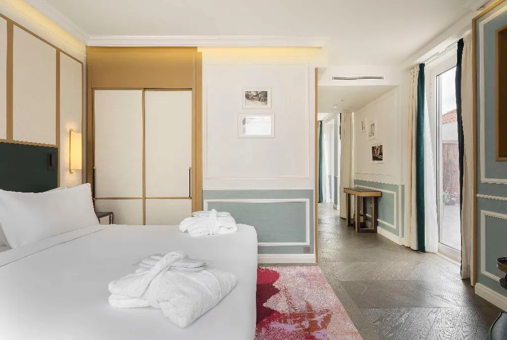 SUITE WITH TERRACE Room, The Emerald House Lisbon, Curio Collection by Hilt, Lisbon