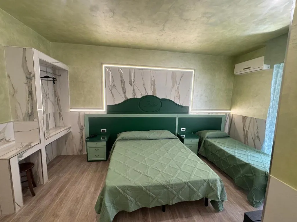 FAMILY ROOM SUPERIOR Room, Iris, Naples