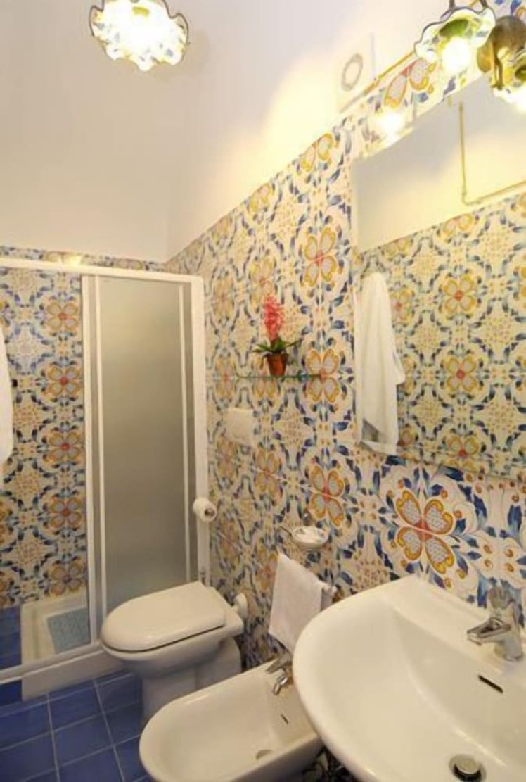 Locanda degli Dei, Naples