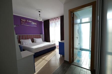 Monaco Hotel, Kavaje