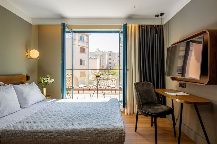 Bob W Eolou, Athens