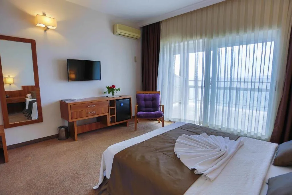 Room, Melis, Izmir
