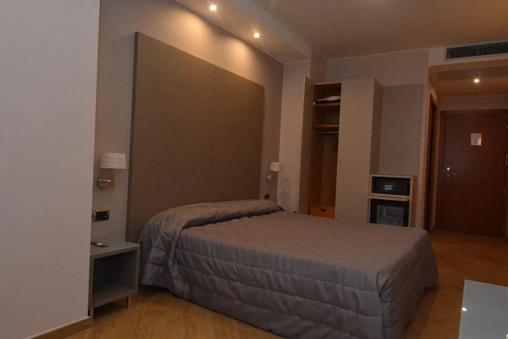 Double or Twin BASIC Room, Magris Hotel, Naples