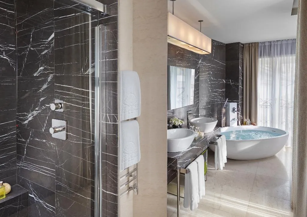 SUITE DELUXE WITH TERRACE Room, Mandarin Oriental Milan, Milan