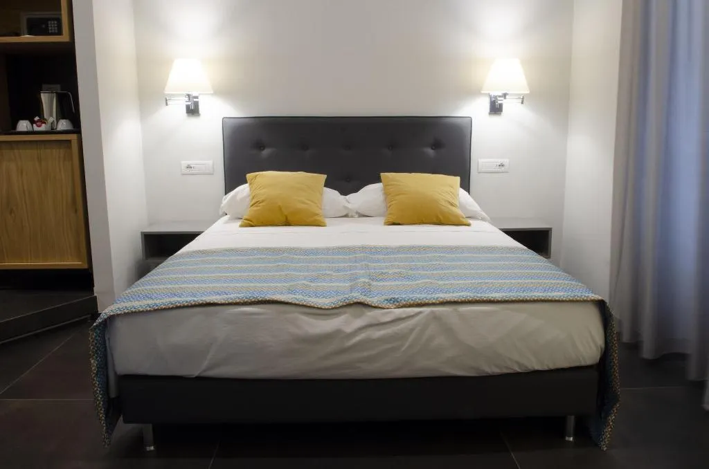 Room, Napoli Svelata, Naples
