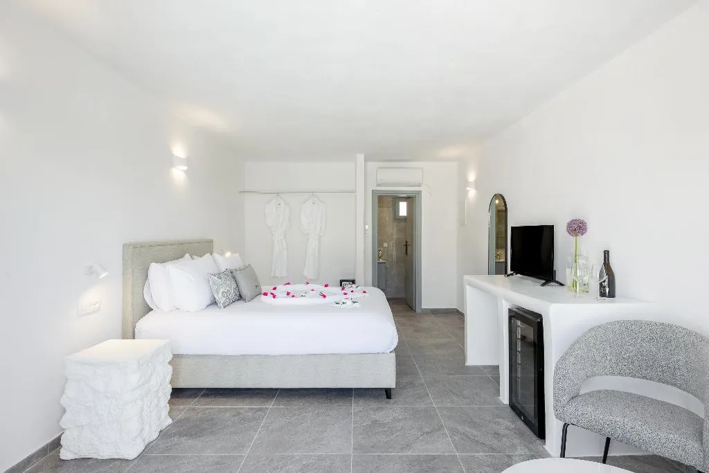 JUNIOR SUITE WITH PRIVATE POOL Room, Thermes Luxury Villas by Mr and Mrs White, Santorini