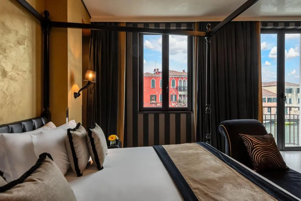 SUITE CANAL VIEW Room, Carnival Palace, Venice