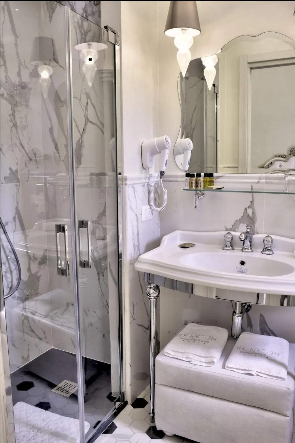 DOUBLE DELUXE QUEEN BED Room, The Moon Boutique Hotel, Florence