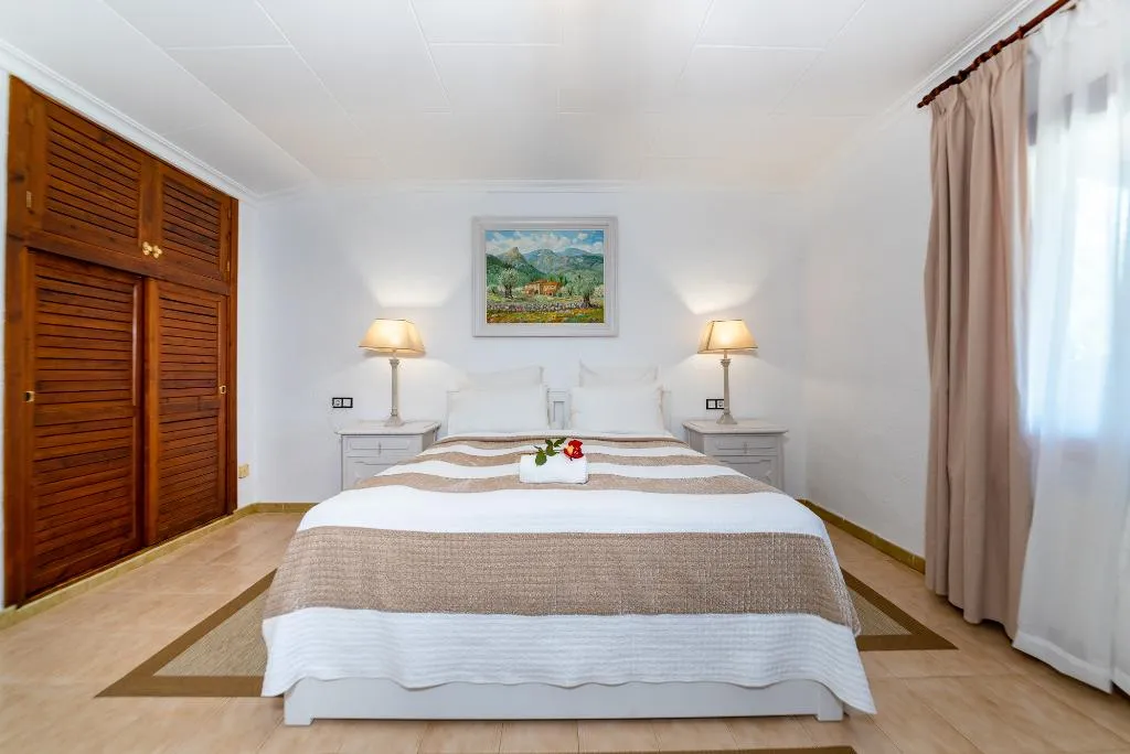 FAMILY ROOM WITH TERRACE Room, Hotel Rural Predio Son Serra, Majorca