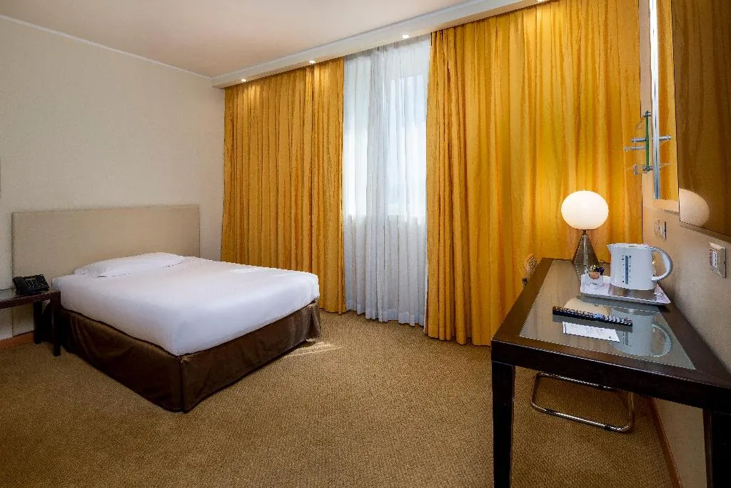 DOUBLE QUEEN SIZE BED Room, Crowne Plaza Padova, Venice