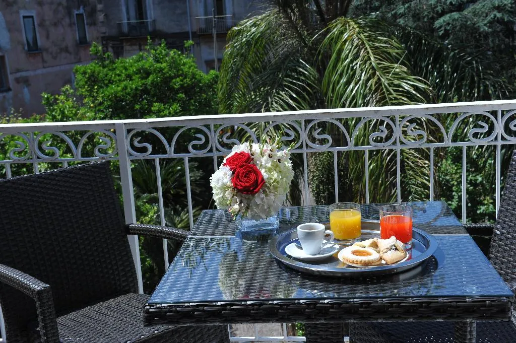 QUADRUPLE GARDEN VIEW Room, Relais Francesca, Naples