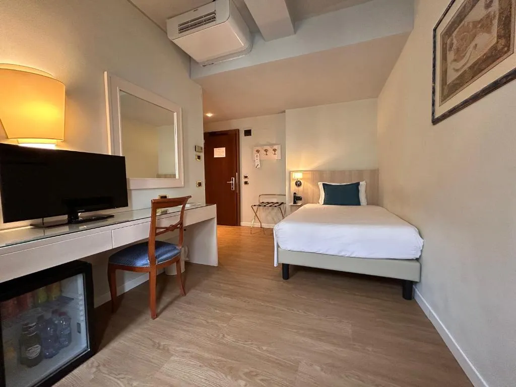 SINGLE CLASSIC Room, Hotel Plaza Venice, Venice