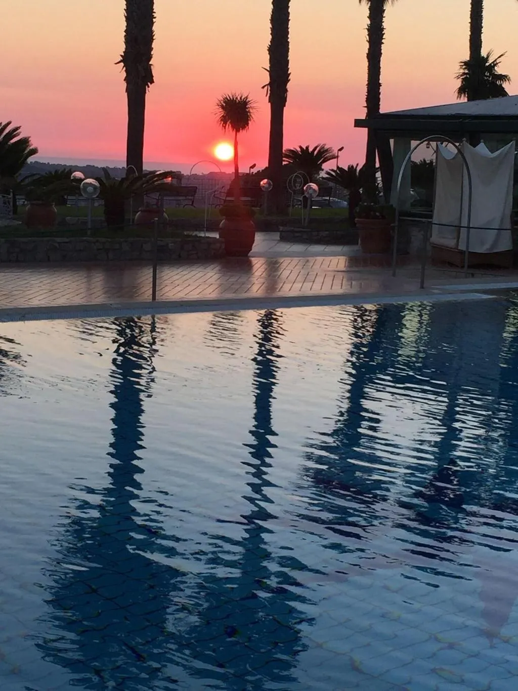 Pool, Gli Dei, Naples