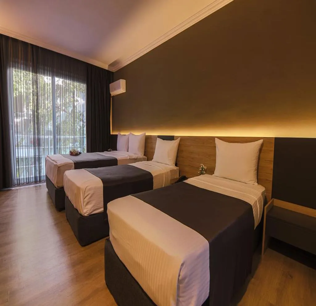 QUADRUPLE STANDARD Room, Grand Faik Hotel, Izmir