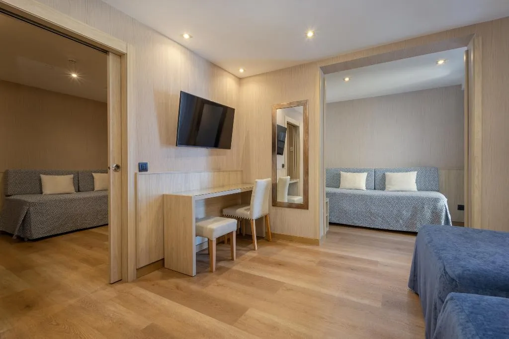 QUADRUPLE STANDARD Room, Rialto, Barcelona