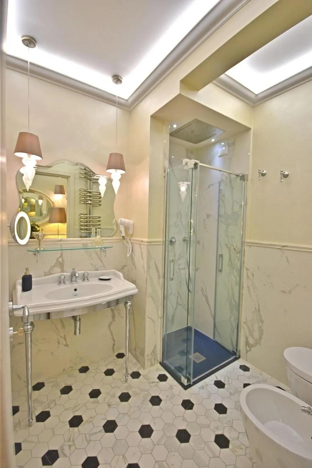 DOUBLE CLASSIC QUEEN BED Room, The Moon Boutique Hotel, Florence
