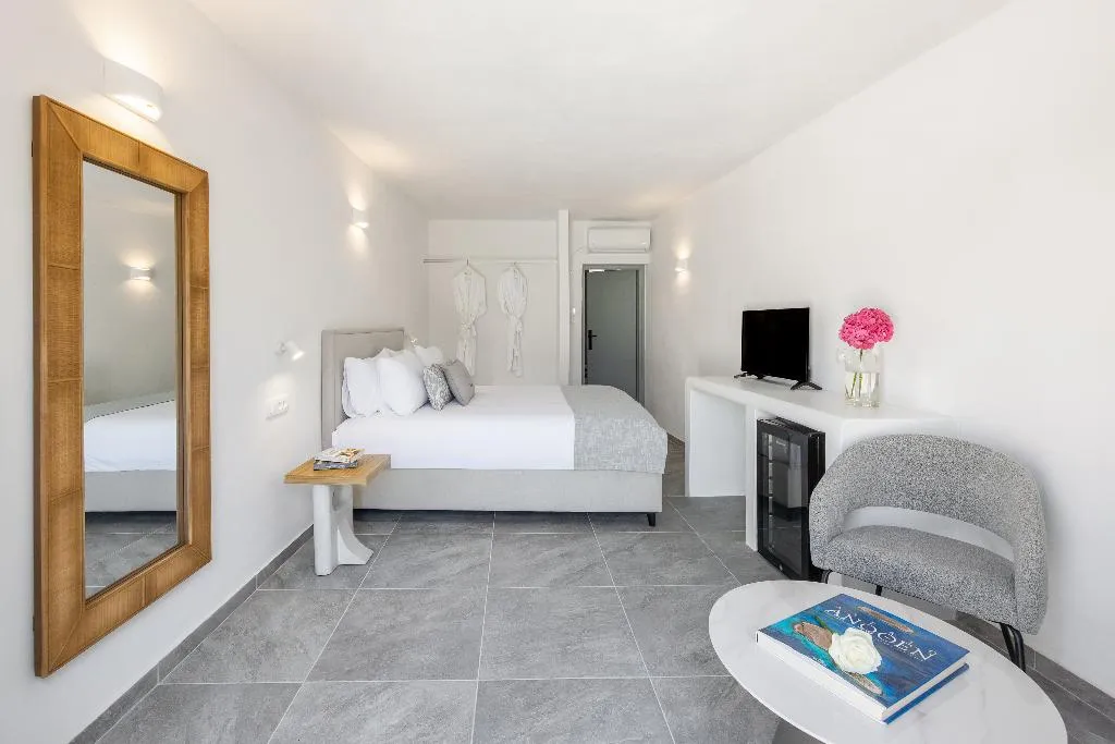 JUNIOR SUITE WITH PRIVATE POOL Room, Thermes Luxury Villas by Mr and Mrs White, Santorini
