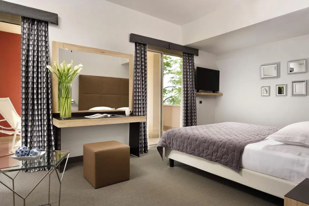 JUNIOR SUITE POOL VIEW Room, Hotel Continental Wellness & Spa, Milan